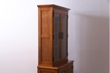 中古　横浜クラシック家具　ダニエル(Daniel)　飽きの来ないデザインのカップボード(キャビネット、食器棚)(定価約65万円)(1)