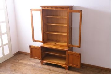 中古　横浜クラシック家具　ダニエル(Daniel)　飽きの来ないデザインのカップボード(キャビネット、食器棚)(定価約65万円)(1)