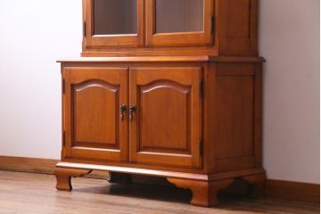 中古　横浜クラシック家具　ダニエル(Daniel)　飽きの来ないデザインのカップボード(キャビネット、食器棚)(定価約65万円)(1)