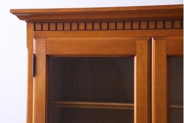 中古　横浜クラシック家具　ダニエル(Daniel)　飽きの来ないデザインのカップボード(キャビネット、食器棚)(定価約65万円)(1)