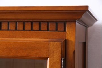 中古　横浜クラシック家具　ダニエル(Daniel)　飽きの来ないデザインのカップボード(キャビネット、食器棚)(定価約65万円)(1)