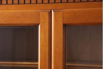 中古　横浜クラシック家具　ダニエル(Daniel)　飽きの来ないデザインのカップボード(キャビネット、食器棚)(定価約65万円)(1)