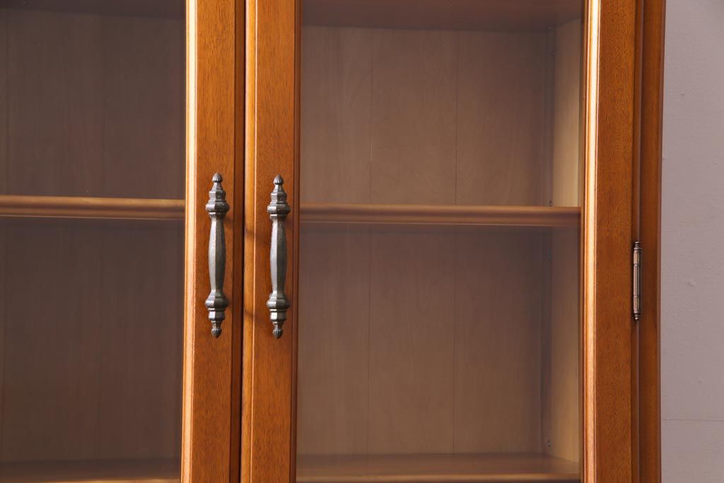 中古　横浜クラシック家具　ダニエル(Daniel)　飽きの来ないデザインのカップボード(キャビネット、食器棚)(定価約65万円)(1)