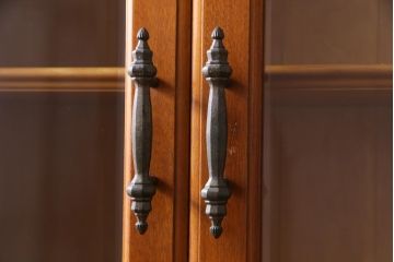 中古　横浜クラシック家具　ダニエル(Daniel)　飽きの来ないデザインのカップボード(キャビネット、食器棚)(定価約65万円)(1)