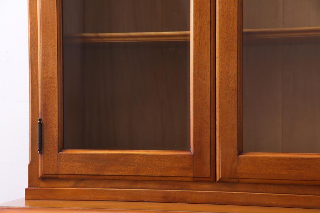 中古　横浜クラシック家具　ダニエル(Daniel)　飽きの来ないデザインのカップボード(キャビネット、食器棚)(定価約65万円)(1)