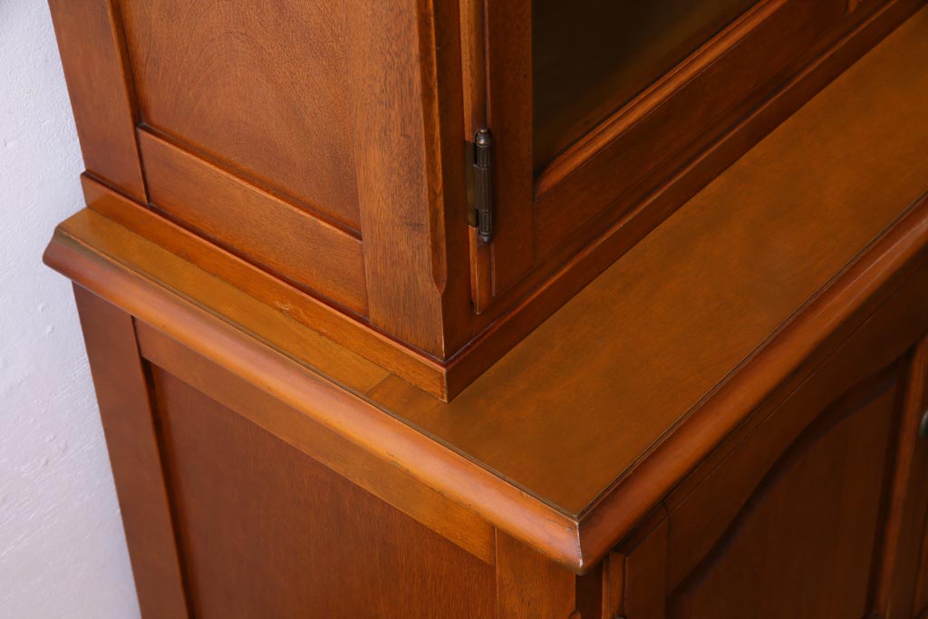 中古　横浜クラシック家具　ダニエル(Daniel)　飽きの来ないデザインのカップボード(キャビネット、食器棚)(定価約65万円)(1)