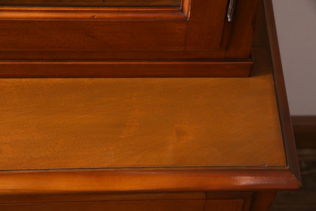 中古　横浜クラシック家具　ダニエル(Daniel)　飽きの来ないデザインのカップボード(キャビネット、食器棚)(定価約65万円)(1)