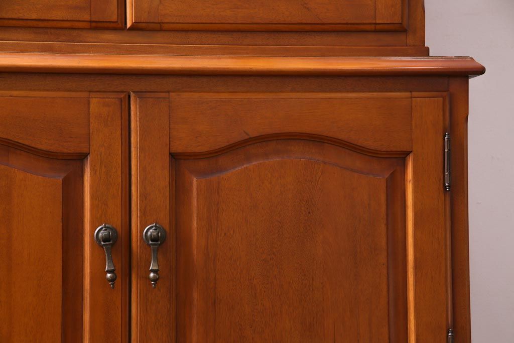 中古　横浜クラシック家具　ダニエル(Daniel)　飽きの来ないデザインのカップボード(キャビネット、食器棚)(定価約65万円)(1)