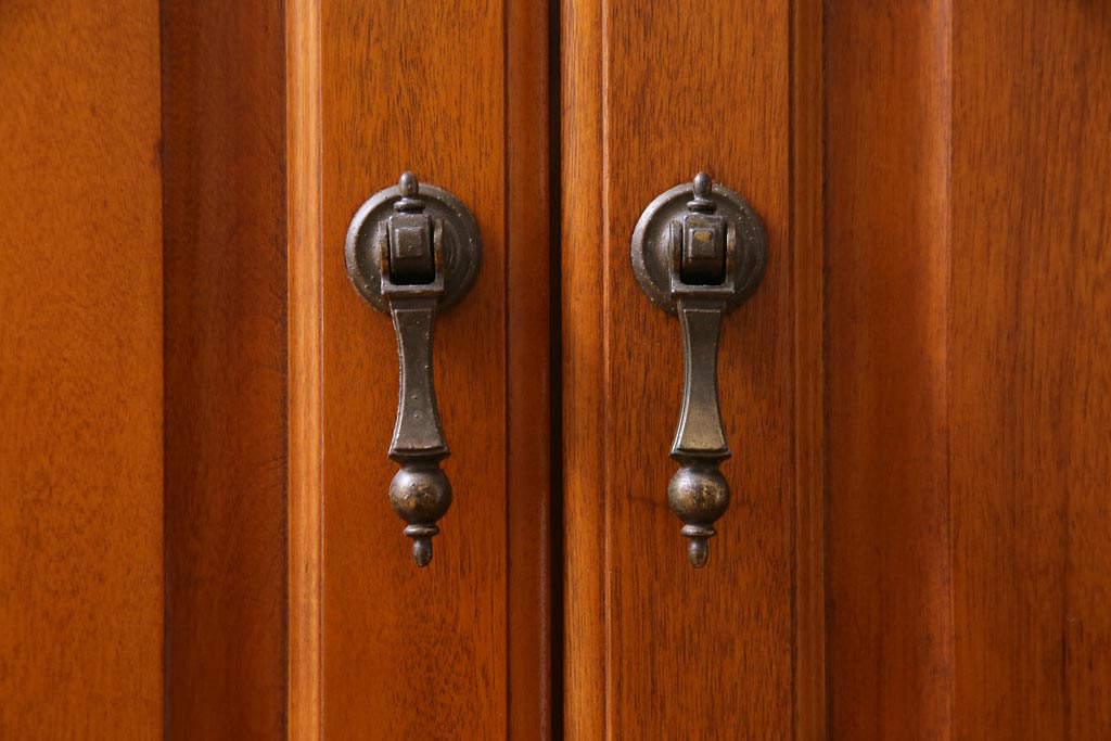 中古　横浜クラシック家具　ダニエル(Daniel)　飽きの来ないデザインのカップボード(キャビネット、食器棚)(定価約65万円)(1)