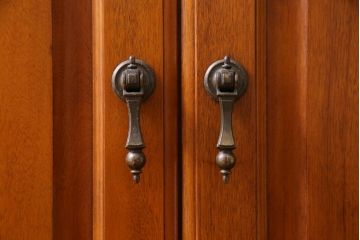 中古　横浜クラシック家具　ダニエル(Daniel)　飽きの来ないデザインのカップボード(キャビネット、食器棚)(定価約65万円)(1)