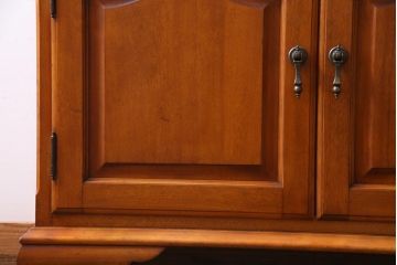 中古　横浜クラシック家具　ダニエル(Daniel)　飽きの来ないデザインのカップボード(キャビネット、食器棚)(定価約65万円)(1)