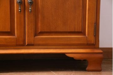 中古　横浜クラシック家具　ダニエル(Daniel)　飽きの来ないデザインのカップボード(キャビネット、食器棚)(定価約65万円)(1)