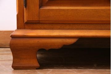 中古　横浜クラシック家具　ダニエル(Daniel)　飽きの来ないデザインのカップボード(キャビネット、食器棚)(定価約65万円)(1)