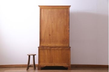 中古　横浜クラシック家具　ダニエル(Daniel)　飽きの来ないデザインのカップボード(キャビネット、食器棚)(定価約65万円)(1)