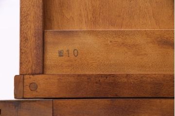 中古　横浜クラシック家具　ダニエル(Daniel)　飽きの来ないデザインのカップボード(キャビネット、食器棚)(定価約65万円)(1)