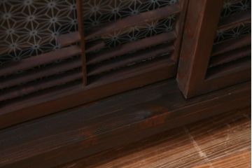 ラフジュ工房オリジナル　当店オリジナルガラス入り　味わい深い建具の脚付きテレビボード(リビングボード、サイドボード、戸棚)