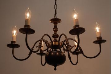ヨーロッパアンティーク　ベルギー　青銅製　装飾を抑えた作りのシックなシャンデリア(6灯、天井照明、吊り下げ照明)