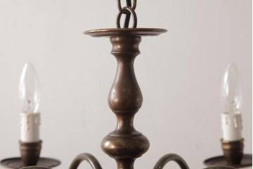 ヨーロッパアンティーク　ベルギー　青銅製　装飾を抑えた作りのシックなシャンデリア(6灯、天井照明、吊り下げ照明)