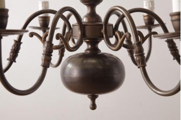 ヨーロッパアンティーク　ベルギー　青銅製　装飾を抑えた作りのシックなシャンデリア(6灯、天井照明、吊り下げ照明)