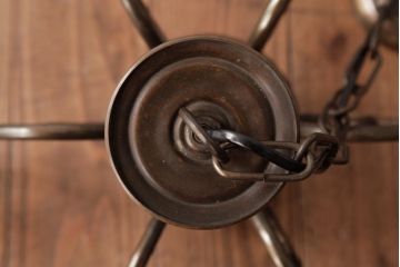 ヨーロッパアンティーク　ベルギー　青銅製　装飾を抑えた作りのシックなシャンデリア(6灯、天井照明、吊り下げ照明)