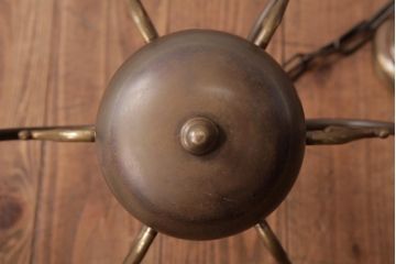 ヨーロッパアンティーク　ベルギー　青銅製　装飾を抑えた作りのシックなシャンデリア(6灯、天井照明、吊り下げ照明)