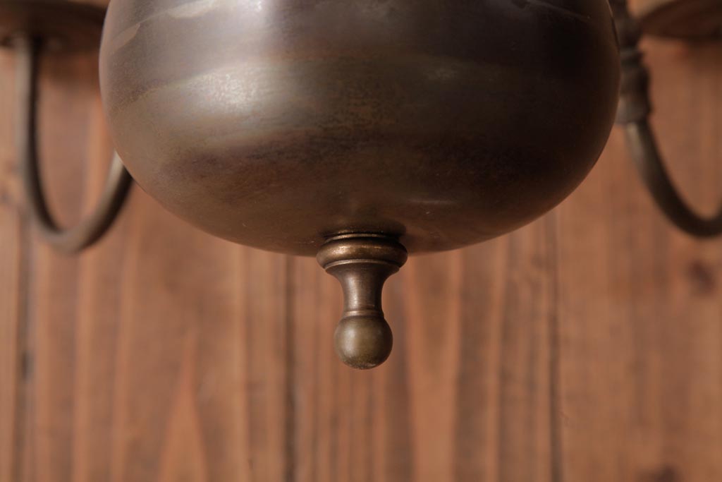 ヨーロッパアンティーク　ベルギー　青銅製　装飾を抑えた作りのシックなシャンデリア(6灯、天井照明、吊り下げ照明)