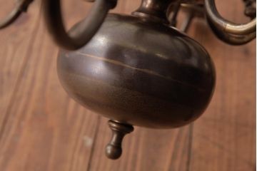 ヨーロッパアンティーク　ベルギー　青銅製　装飾を抑えた作りのシックなシャンデリア(6灯、天井照明、吊り下げ照明)