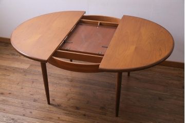 ヴィンテージ家具　北欧ビンテージ　G-PLAN(ジープラン) 板目の天板が印象的なエクステンションテーブル(ラウンドテーブル、ダイニングテーブル)