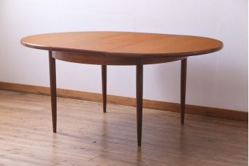 ヴィンテージ家具　北欧ビンテージ　G-PLAN(ジープラン) 板目の天板が印象的なエクステンションテーブル(ラウンドテーブル、ダイニングテーブル)