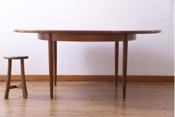 ヴィンテージ家具　北欧ビンテージ　G-PLAN(ジープラン) 板目の天板が印象的なエクステンションテーブル(ラウンドテーブル、ダイニングテーブル)