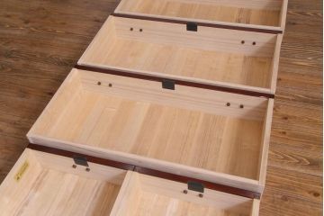 中古　二本松伝統家具　田中家具　ケヤキ材　銀色の金具がモダンな印象を与える衣装箪笥(和タンス)