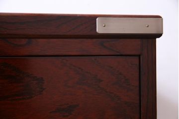 中古　二本松伝統家具　田中家具　ケヤキ材　銀色の金具がモダンな印象を与える衣装箪笥(和タンス)