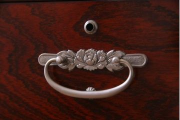 中古　二本松伝統家具　田中家具　ケヤキ材　銀色の金具がモダンな印象を与える衣装箪笥(和タンス)