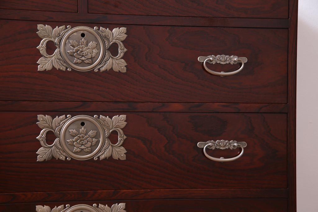 中古　二本松伝統家具　田中家具　ケヤキ材　銀色の金具がモダンな印象を与える衣装箪笥(和タンス)