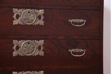 中古　二本松伝統家具　田中家具　ケヤキ材　銀色の金具がモダンな印象を与える衣装箪笥(和タンス)