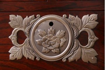 中古　二本松伝統家具　田中家具　ケヤキ材　銀色の金具がモダンな印象を与える衣装箪笥(和タンス)