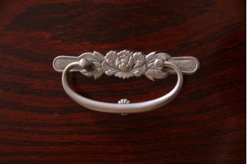 中古　二本松伝統家具　田中家具　ケヤキ材　銀色の金具がモダンな印象を与える衣装箪笥(和タンス)