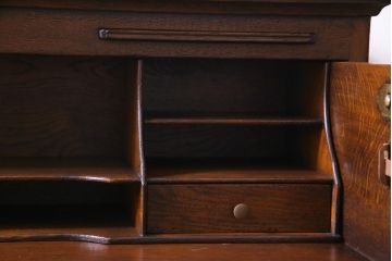 ヴィンテージ家具　イギリスビンテージ　オーク材　すっきりとしたつくりのチェスト型ライティングビューロー