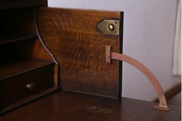 ヴィンテージ家具　イギリスビンテージ　オーク材　すっきりとしたつくりのチェスト型ライティングビューロー