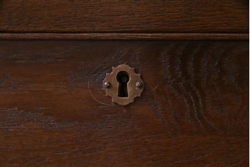 ヴィンテージ家具　イギリスビンテージ　オーク材　すっきりとしたつくりのチェスト型ライティングビューロー