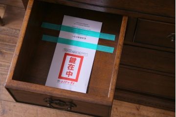 ヴィンテージ家具　イギリスビンテージ　オーク材　すっきりとしたつくりのチェスト型ライティングビューロー