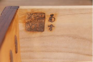中古　伝統民芸家具　岩谷堂箪笥　菊幸　華やかな意匠の四尺整理箪笥(衣装箪笥、整理タンス)(定価約42万円)