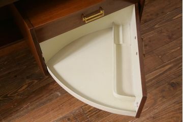 ヴィンテージ家具　北欧ビンテージ　G-PLAN(ジープラン)　Brass-fittedシリーズ　シックな雰囲気が格好の良いドレッサー(サイドボード)
