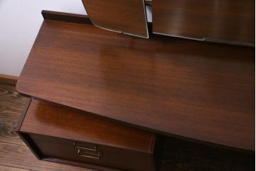 ヴィンテージ家具　北欧ビンテージ　G-PLAN(ジープラン)　Brass-fittedシリーズ　シックな雰囲気が格好の良いドレッサー(サイドボード)