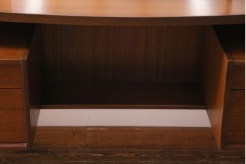 ヴィンテージ家具　北欧ビンテージ　G-PLAN(ジープラン)　Brass-fittedシリーズ　シックな雰囲気が格好の良いドレッサー(サイドボード)