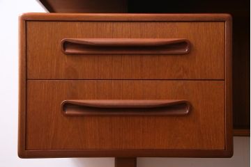 ヴィンテージ家具 北欧ビンテージ G-PLAN(ジープラン) デザイン性の高い個性的な両袖デスク(サイドボード)