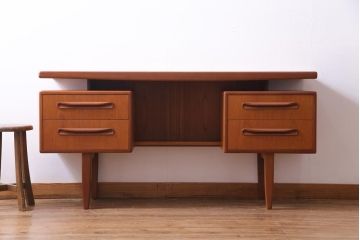 ヴィンテージ家具　北欧ビンテージ　G-PLAN(ジープラン)　デザイン性の高い個性的な両袖デスク(サイドボード)