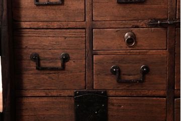 アンティーク家具　古民具・骨董　明治期　桐材製　渋い貫録のある佇まいの帳場箪笥(引き出し、桐箪笥、桐たんす)