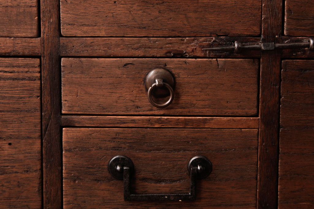 アンティーク家具　古民具・骨董　明治期　桐材製　渋い貫録のある佇まいの帳場箪笥(引き出し、桐箪笥、桐たんす)