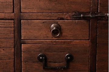 アンティーク家具　古民具・骨董　明治期　桐材製　渋い貫録のある佇まいの帳場箪笥(引き出し、桐箪笥、桐たんす)